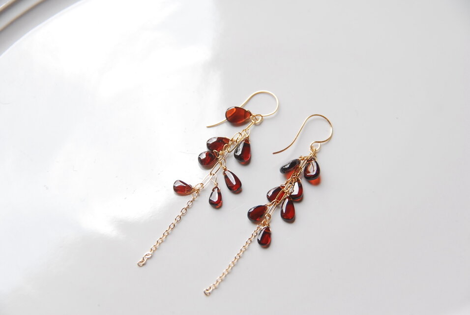 ガーネットの鈴なりのピアス　１４kgf