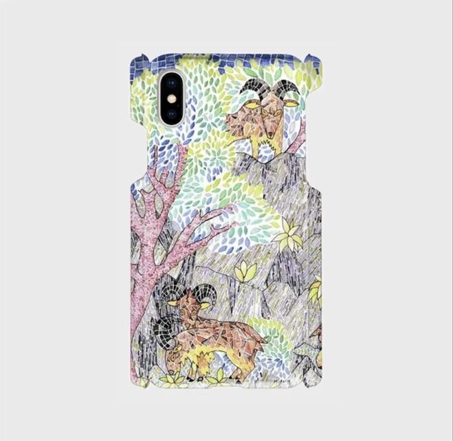 色のリズムが重なる森で──バーバリーシープ6匹の背面iPhoneケース