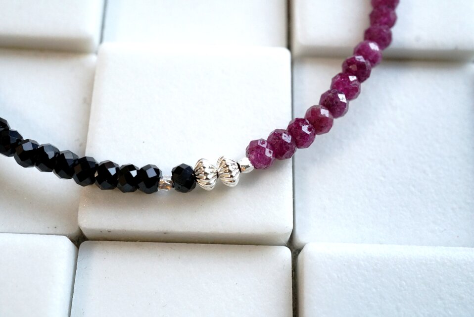 ブラックスピネルとルビーのコンビブレスレット