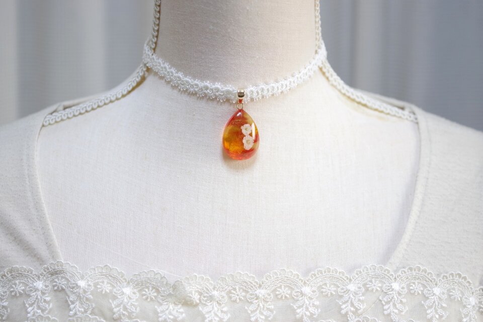 【受注製作】レジンアート　ドロップモチーフとタティングレースとサテンリボンのチョーカー〈落日の輝き〉