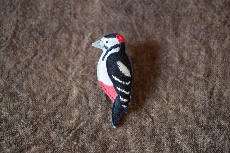 革ブローチ　アカゲラ