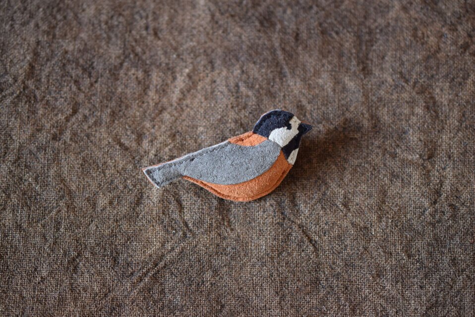 革ブローチ　ヤマガラ