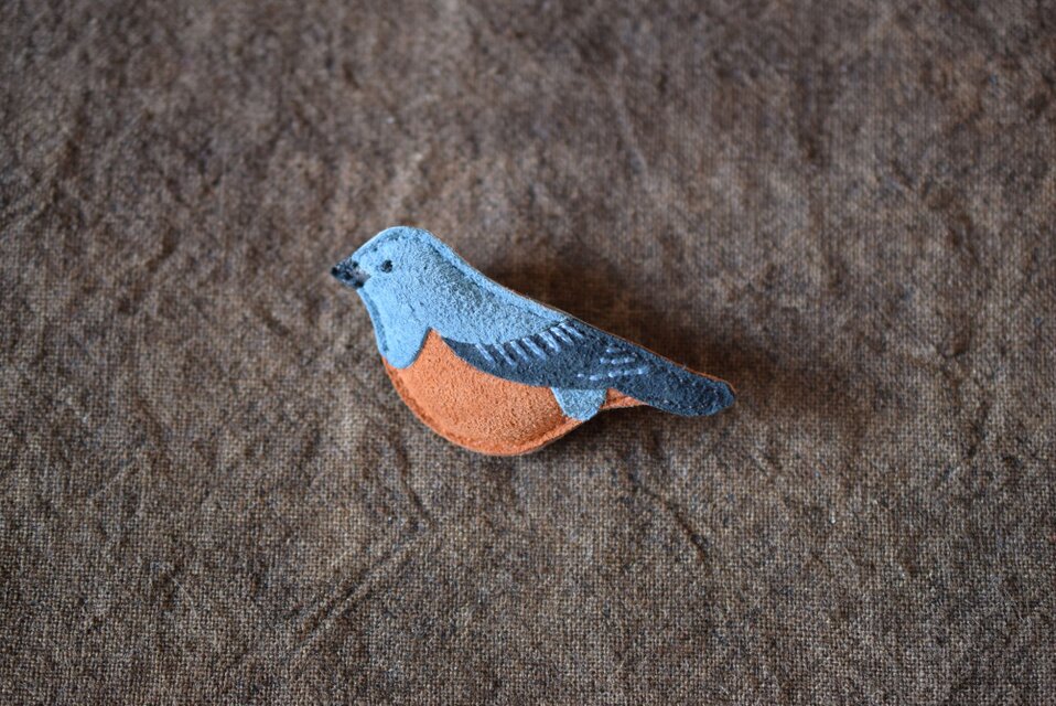 革ブローチ　イソヒヨドリ