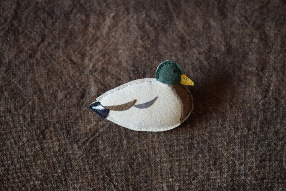 革ブローチ　マガモ