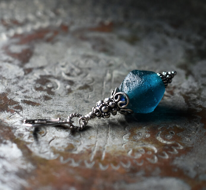 アンティークインディゴブルージャワ玉とシルバービーズの片耳ピアス