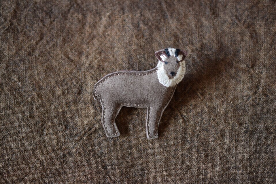 革ブローチ　カモシカ