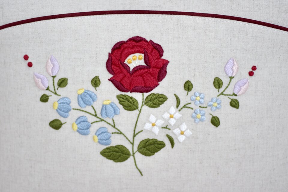 赤い花刺繍のショルダーバック | iichi 日々の暮らしを心地よくする
