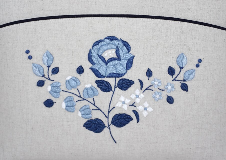 青い花刺繍のショルダーバッグ | iichi 日々の暮らしを心地よくする