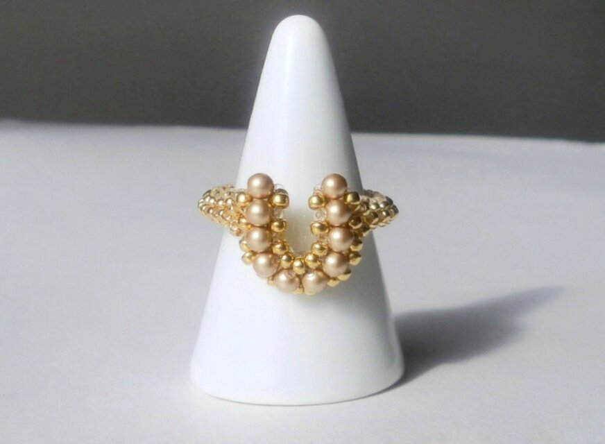 ホースシューのビーズリング/ アンティークゴールド