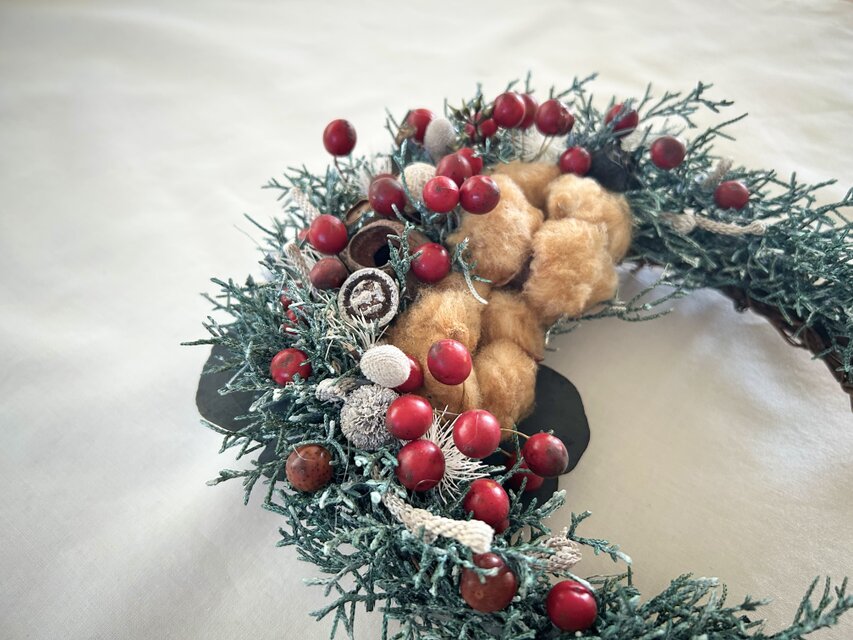 赤い実とブラウンコットンのクレセントリース クリスマスやお正月に