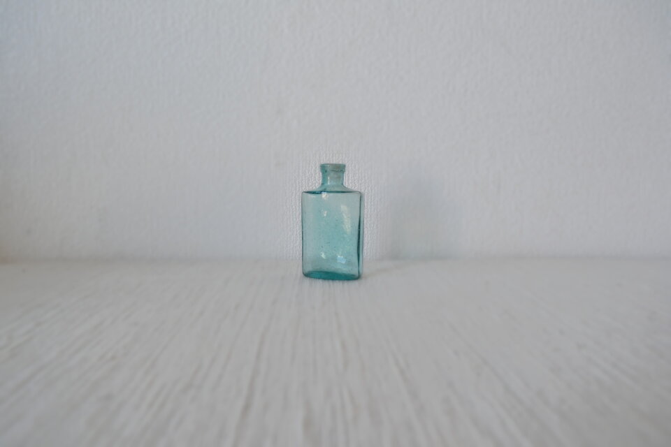 古いブルーガラス 小さな瓶 昔の薬瓶 | iichi 日々の暮らしを心地よく