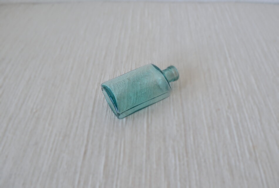 古いブルーガラス 小さな瓶 昔の薬瓶 | iichi 日々の暮らしを心地よく