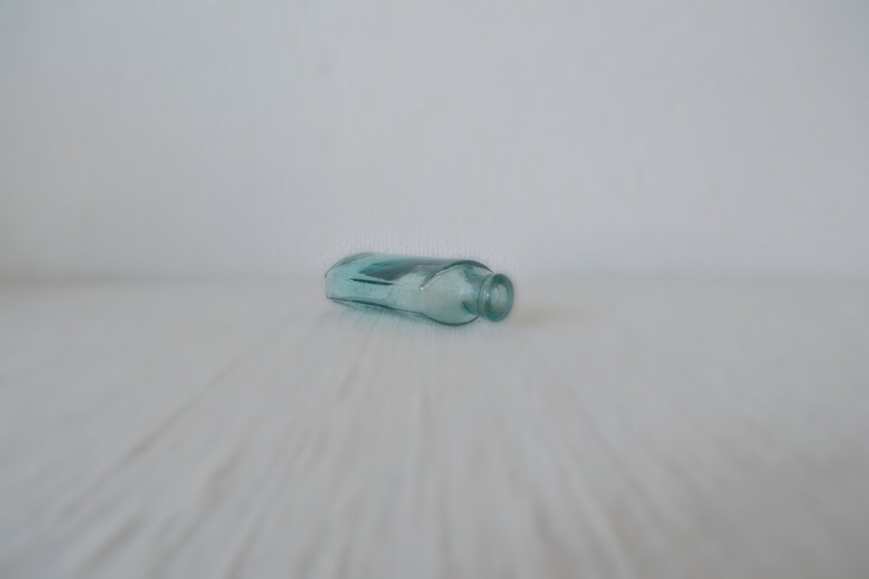 古いブルーガラス 小さな瓶 昔の薬瓶 | iichi 日々の暮らしを心地よく