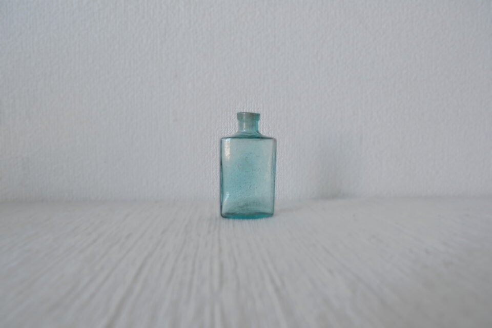 古いブルーガラス 小さな瓶 昔の薬瓶 | iichi 日々の暮らしを心地よく