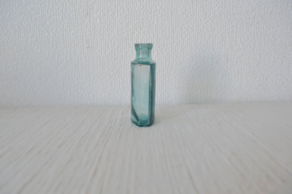 古いブルーガラス 小さな瓶 昔の薬瓶 | iichi 日々の暮らしを心地よく