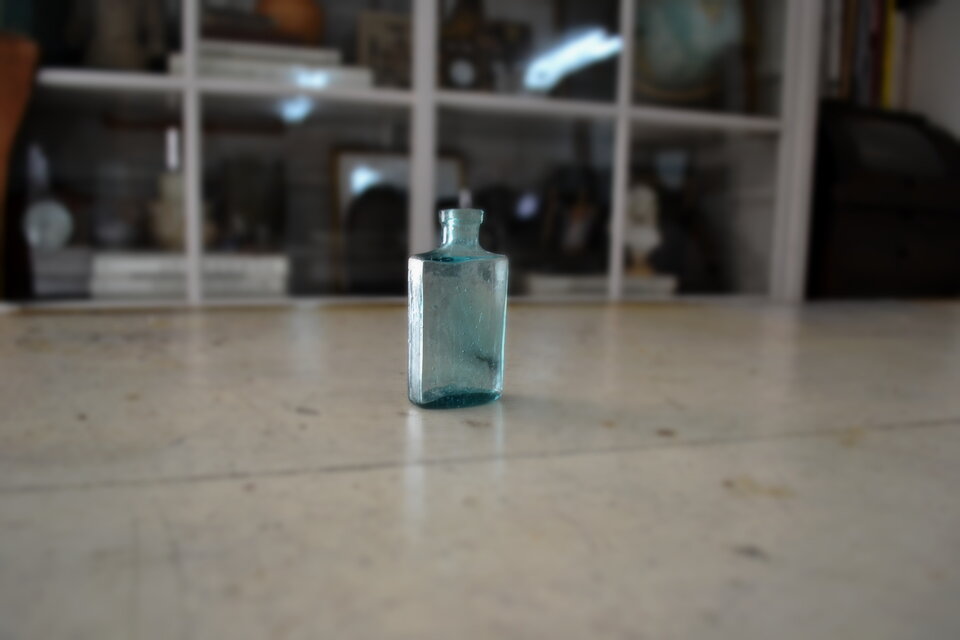古いブルーガラス 小さな瓶 昔の薬瓶 | iichi 日々の暮らしを心地よく