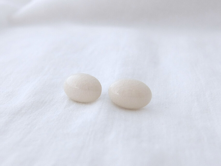 ピアス cabochon oval 白薩摩