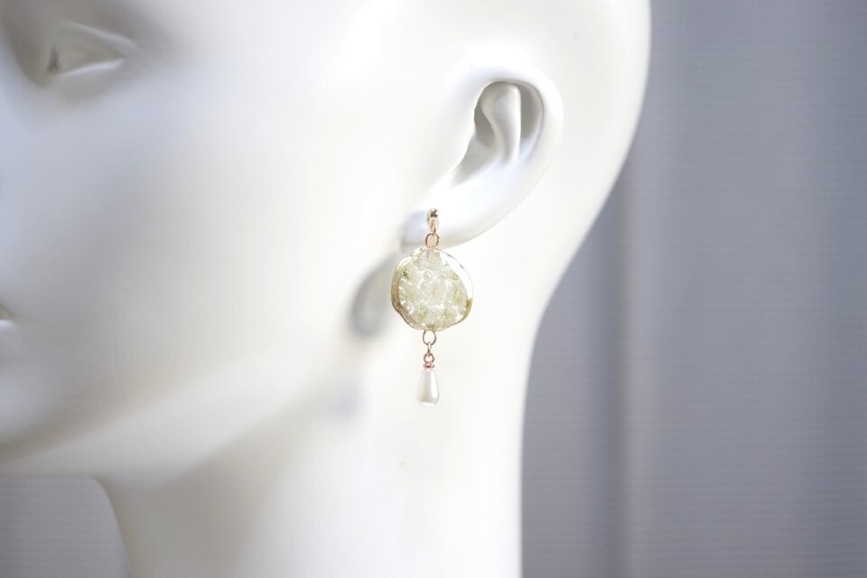 レジンアート　スライスアゲートとドロップパールのピアス〈花ざかりの家〉（ゴールド）