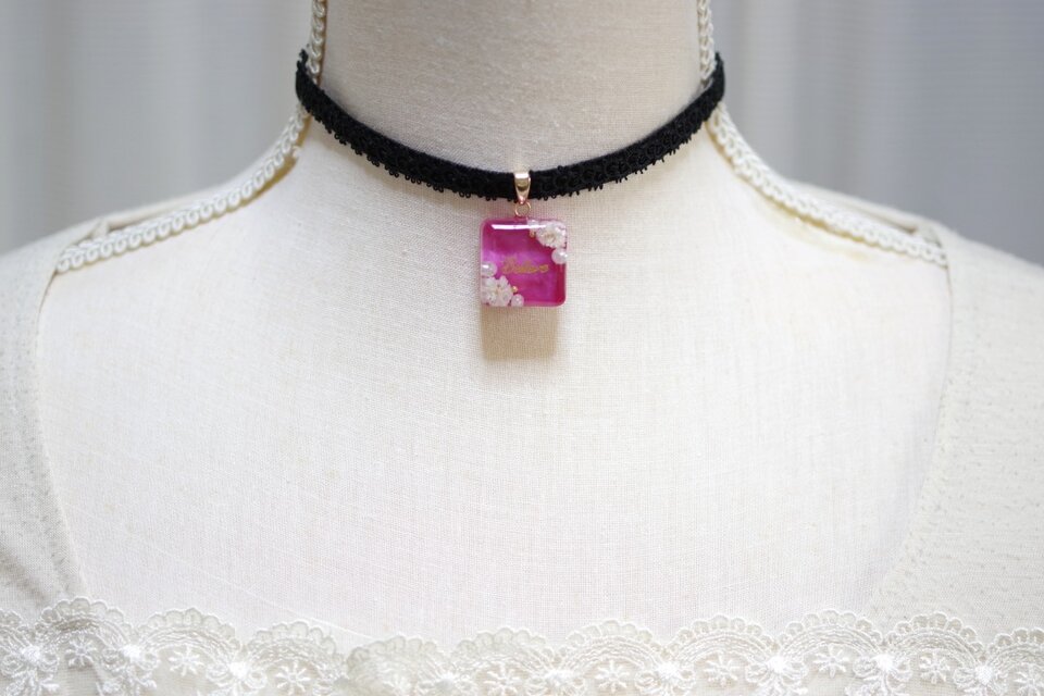 【受注製作】レジンアート　スクエアモチーフとタティングレースとベルベットリボンのチョーカー〈牡丹の精〉