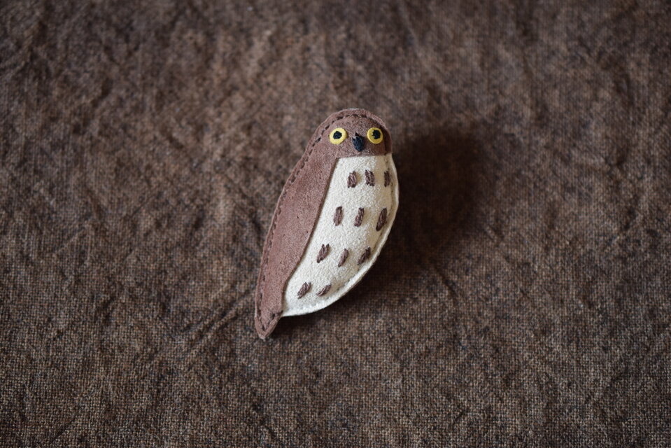 革ブローチ　アオバズク