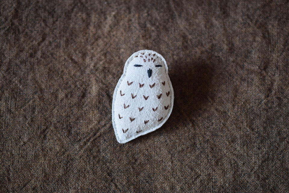 革ブローチ　シロフクロウ