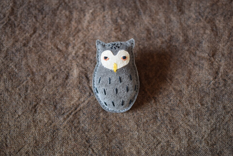 革ブローチ　アフリカオオコノハズク