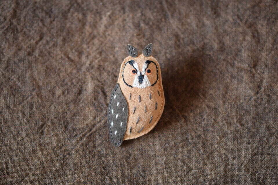 革ブローチ　トラフズク