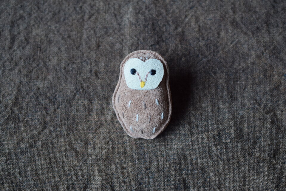 革ブローチ　フクロウ
