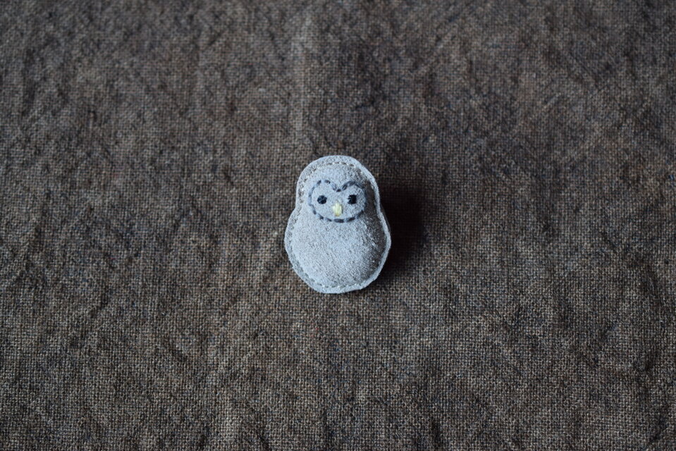 革ブローチ　フクロウ　ヒナ