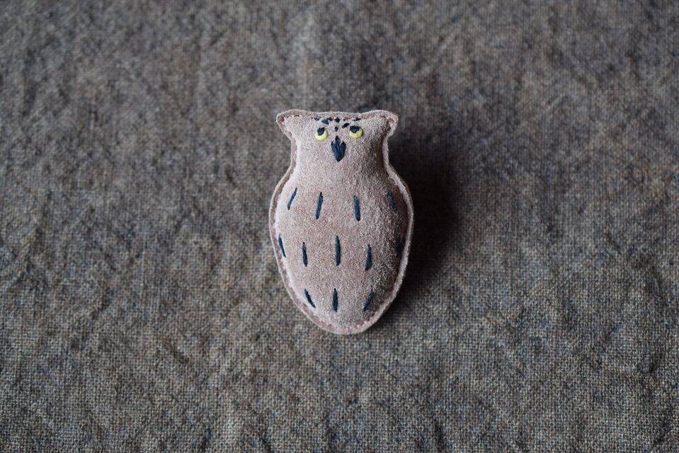 革ブローチ　シマフクロウ