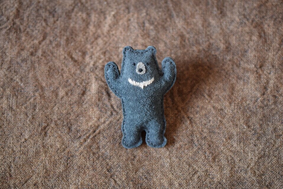 革ブローチ　ツキノワグマ　バンザイ