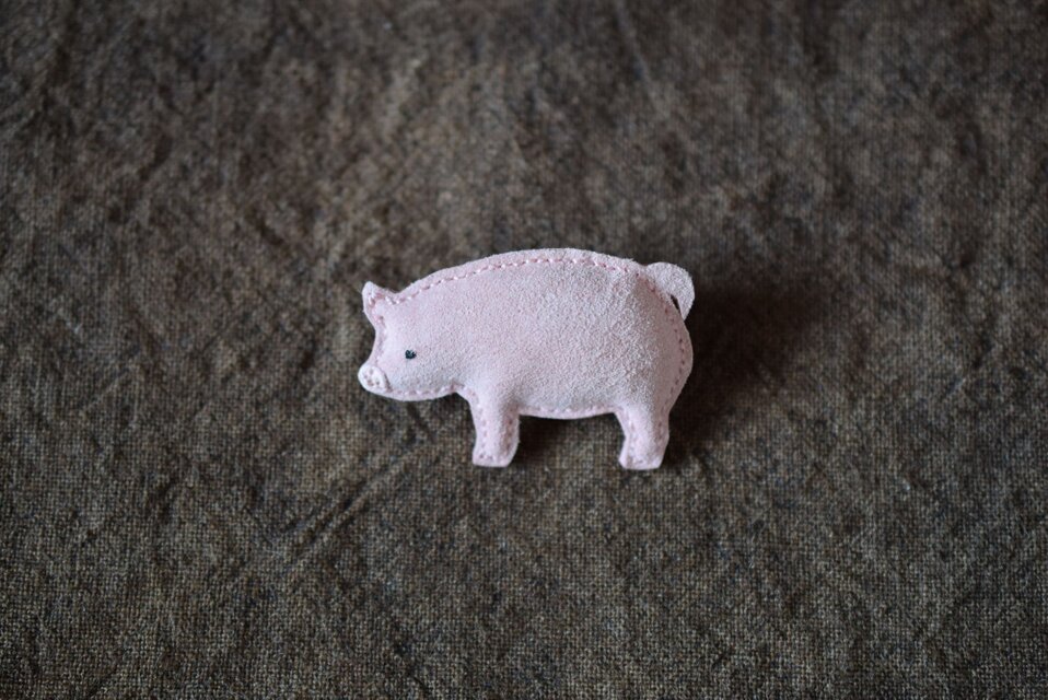 革ブローチ　ブタ