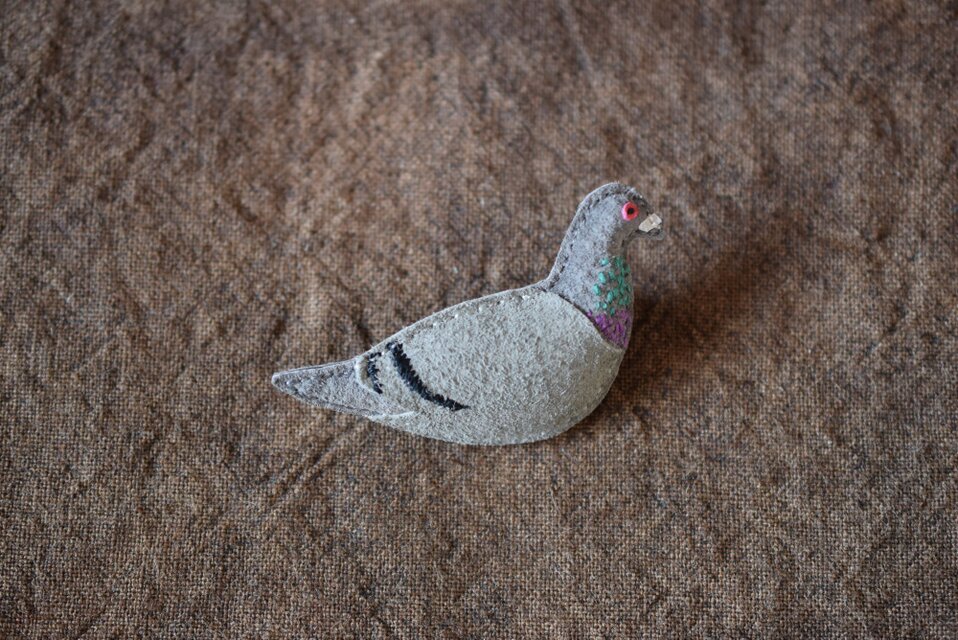 革ブローチ　ドバト