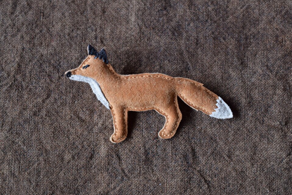 革ブローチ　キツネ