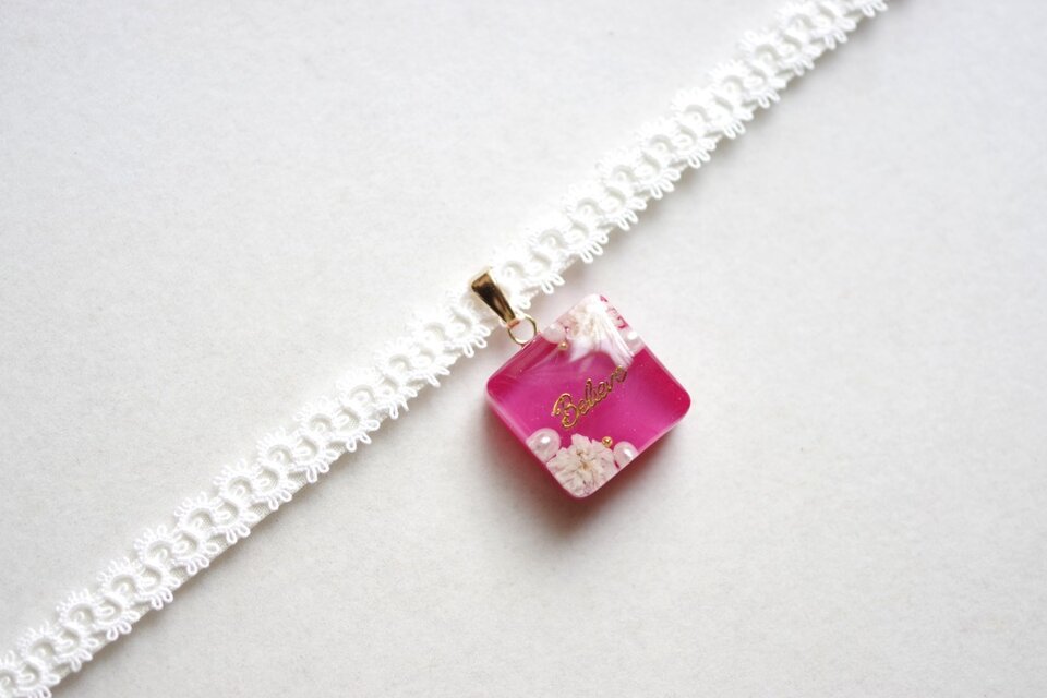 【受注製作】レジンアート　スクエアモチーフとタティングレースとサテンリボンのチョーカー〈牡丹の精〉