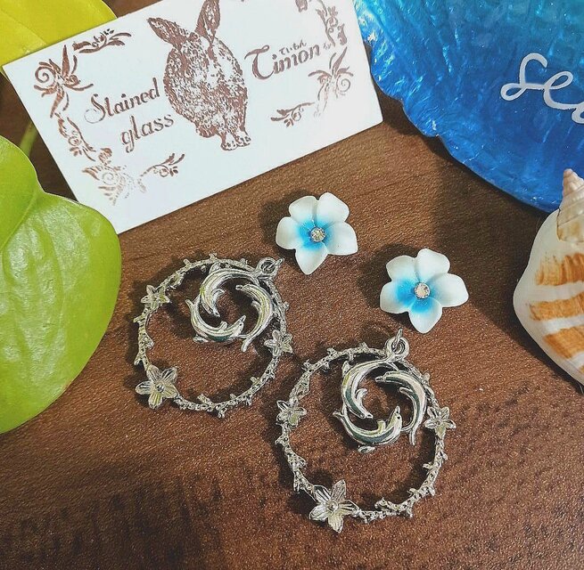 プルメリア❀スカイブルー イルカフープポストピアス／イヤリング No.1205