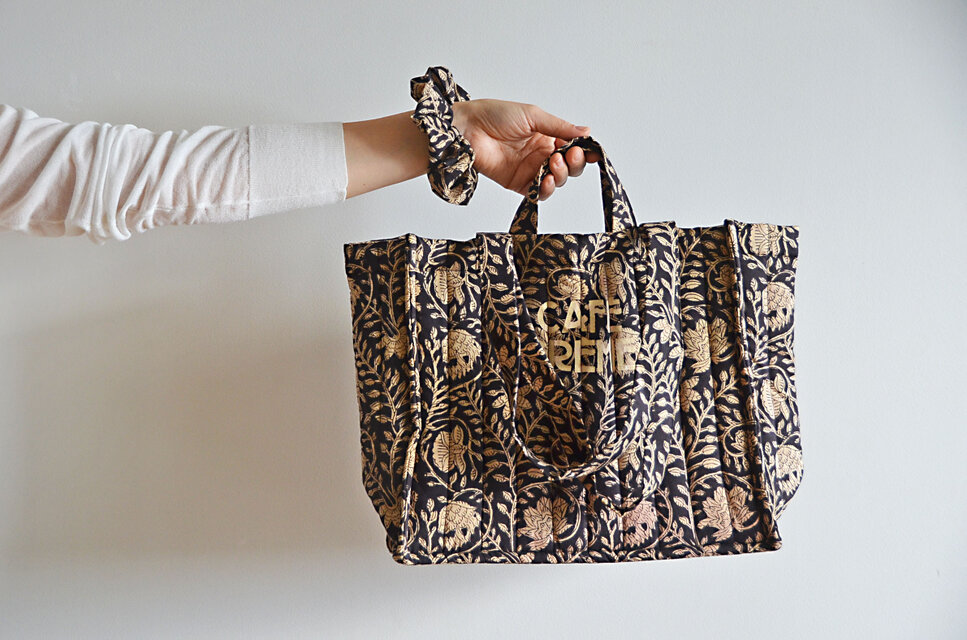 新作！2点限定！キルティングトートバッグ　ハンドブロックプリント　シュシュ付き♪ arabesque（アラベスク）