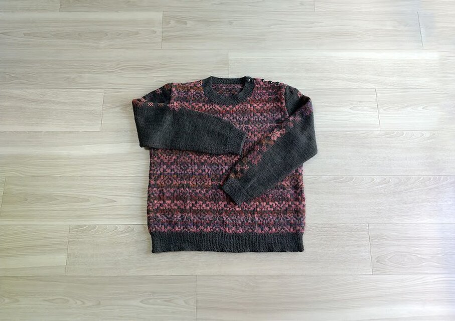 腕に模様入り　段染めセーター