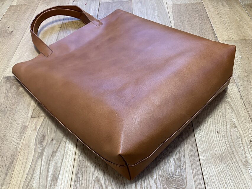 革のトートバッグ A3サイズ 対称縦型デザイン 茶：ブラウン | iichi
