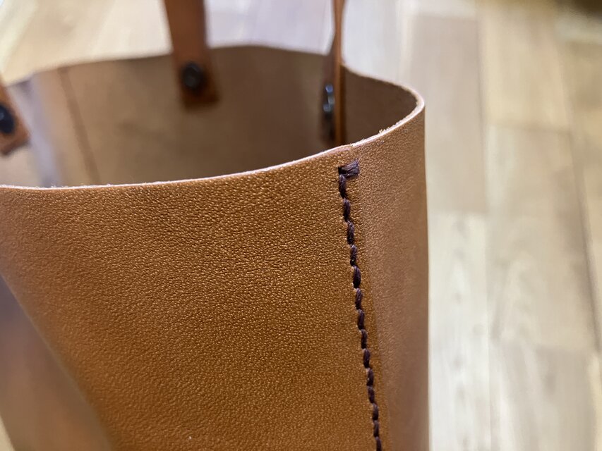 革のトートバッグ A3サイズ 対称縦型デザイン 茶：ブラウン | iichi