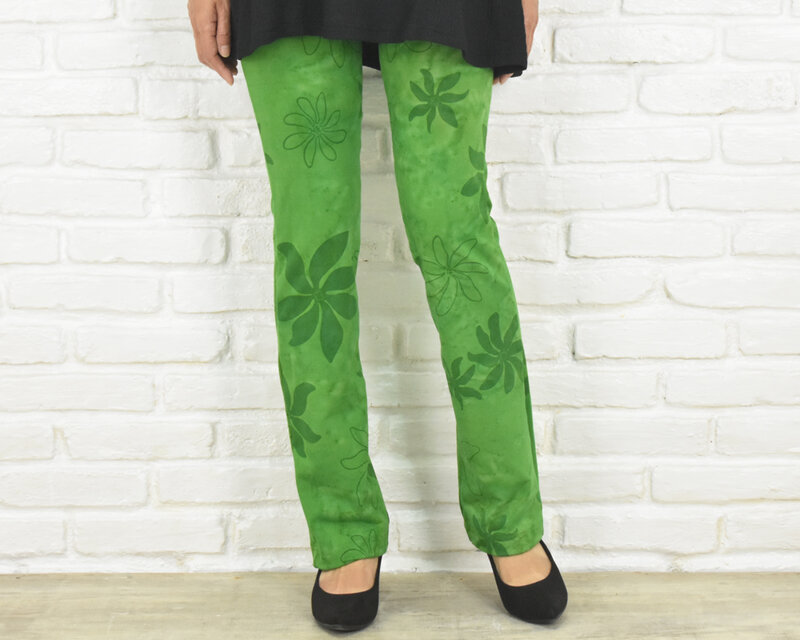 極上の穿き心地！ティアレ柄のストレートストレッチロングパンツ　グリーン　大きいサイズあり