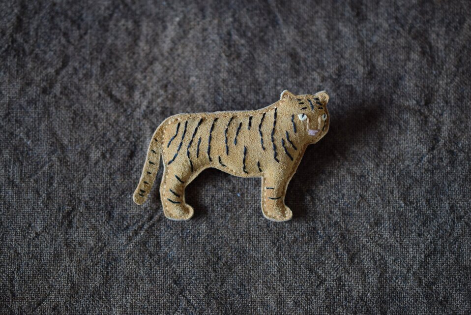 革ブローチ　トラ