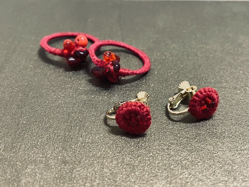 【2通り愉しむ　耳飾り】限定カラー華やかで軽いイヤリング　珍しいガラスビーズ　　金属ｱﾚﾙｷﾞｰ対応　e0レッド赤2way
