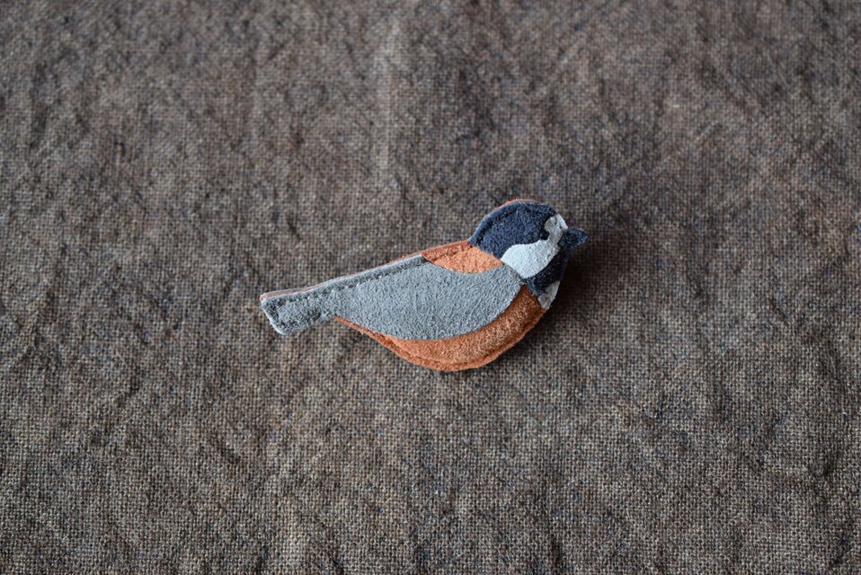 革ブローチ　ヤマガラ