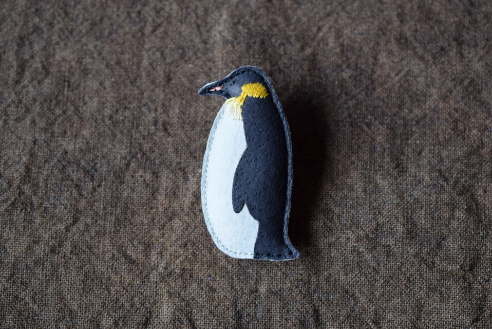 革ブローチ　コウテイペンギン