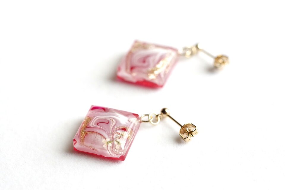 レジンアート　スクエアピアス〈真朱の音色〉