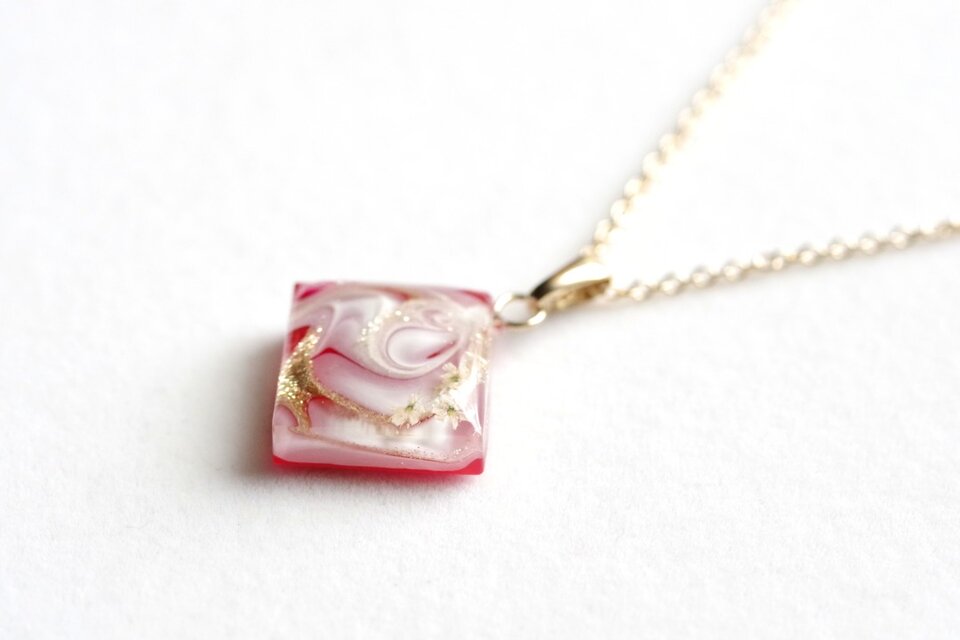 レジンアート　スクエアペンダント〈真朱の音色〉