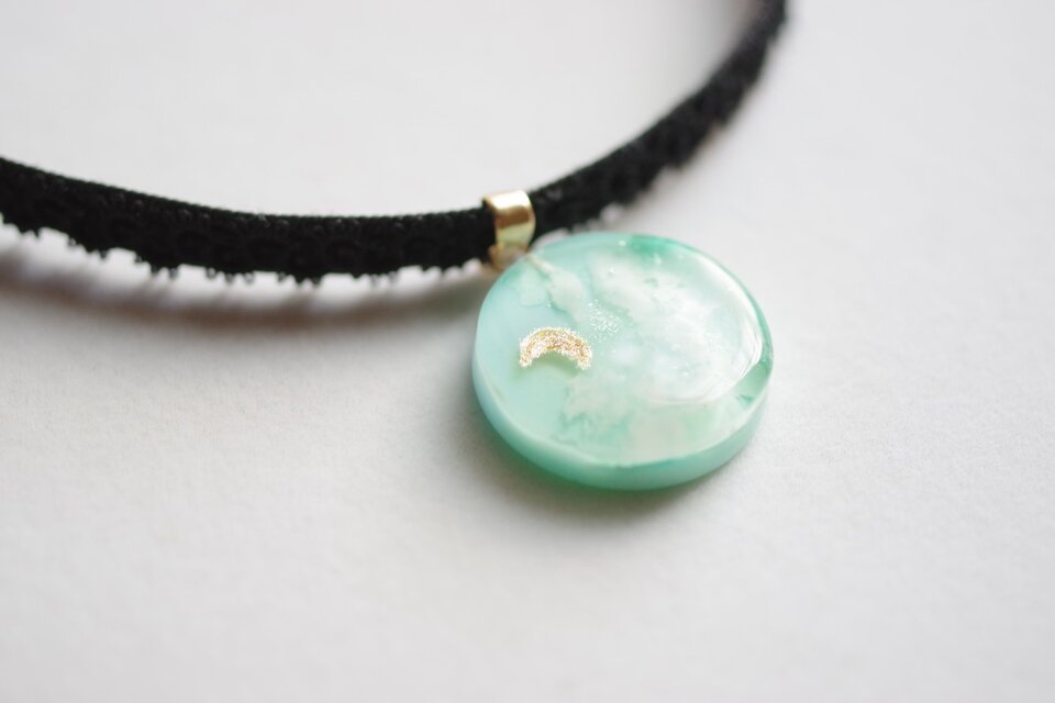 【受注製作】レジンアート　ラウンドモチーフとタティングレースとベルベットリボンのチョーカー〈移ろう空①〉25㎜