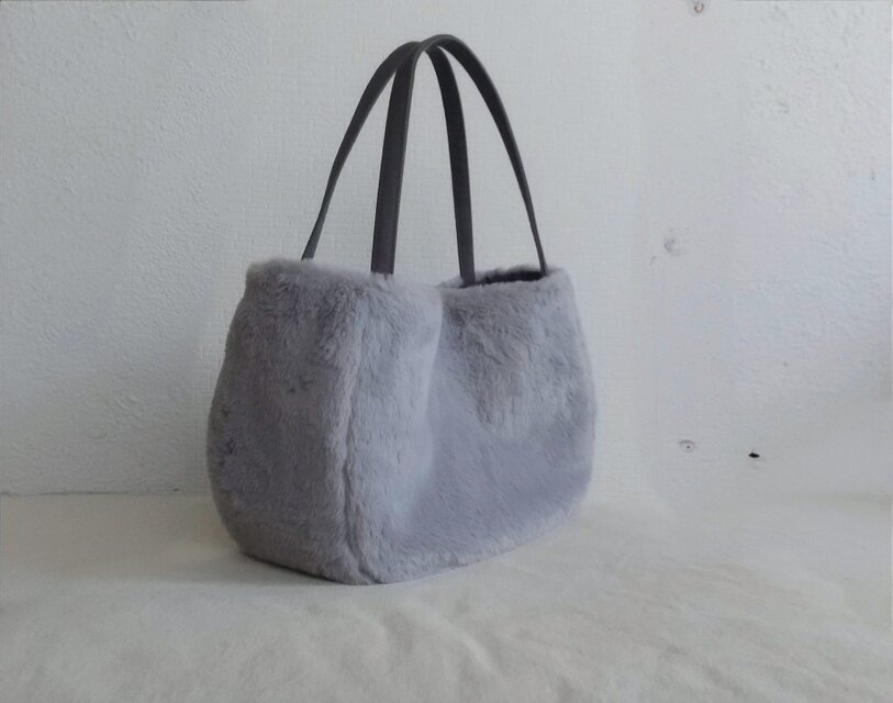 グレーラビットボアぷっくり三日月ショルダーバッグ