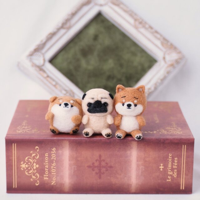 受注制作】 ぬいぐるみ風のまゆパグ(フォーンパグ・黒パグ) 羊毛